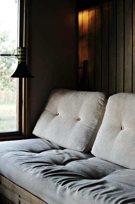 Raumsparendes Wohnzimmer mit modularem Sofa